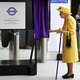 Britanska kraljica nenapovedano obiskala podzemno železnico Elizabeth