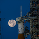 Veliki SLS pripravljen na izstrelitev proti Luni, SpaceX izstreljuje kot po tekočem traku