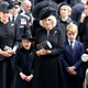 Med žalno črnino tudi broška kraljice Viktorije in uhani princese Diane