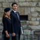 Plaz kritik (in šal): Trudeau pred pogrebom kraljice prepeval uspešnico Queenov