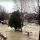V Srbiji narasla reka odnesla moška, ki sta postavljala vreče s peskom. V Miljacki utonilo dekle.
