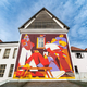 Nov mural: Štirje ogromni ljubitelji umetnosti naselili notranje dvorišče Mestnega muzeja