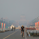 Zrak v New Delhiju tako slab, kot bi na dan pokadili 30 cigaret. Bi pomagal umetni dež?