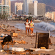Acapulco po divjanju orkana Otis preplavili kupi smeti