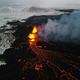 Bruhanje islandskega ognjenika slabi, a oblastem težave povzročajo radovedni opazovalci