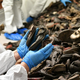 Konservatorska dela na 8000 otroških čevljih, ki jih hranijo v muzeju Auschwitz-Birkenau