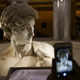 V Firencah sprejem ravnateljice, ki so jo odpustili, ko je učencem pokazala kip Davida