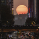 Newyorčani občudovali Manhattanhenge, ko se Sonce prebije skozi nebotičnike