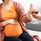 Alkohol in nosečnost ne gresta skupaj: Nobena količina alkohola, ne glede na vrsto, ni varna