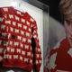 Dianin pulover s črno ovco prodali za več kot milijon dolarjev