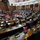 Srbska opozicija s protestnimi žvižgi in hrupom ovirala delo parlamenta