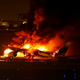 Letalo s skoraj 400 ljudmi na krovu pred pristankom zajeli plameni. Vse so rešili.