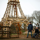 V Franciji zrasla 16-metrska lesena replika Eifflovega stolpa, pravi pa ostaja zaprt