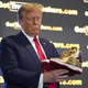 Na trg so prišli zlati čevlji Donalda Trumpa