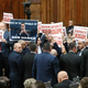 Protesti in žvižgi opozicije na ustanovni seji srbskega parlamenta