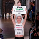 Na modni reviji Victorie Beckham protest PETE: "Naj živi vegansko usnje".