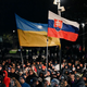 Tisoče ljudi v Bratislavi izrazilo podporo Ukrajini in protestiralo proti slovaški vladi