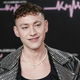 Olly Alexander se kljub pozivom ne bo umaknil z Evrovizije