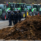 Češki kmetje na novih protestih praške ulice potresli z gnojem