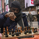 Nigerijec Tunde Onakoya šah igral 60 ur, da bi omogočil izobraževanje revnim v Afriki
