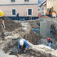 Pri prenovi škofjeloškega Mestnega trga naleteli na ostanke srednjeveškega zidu