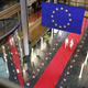 Slovaški evroposlanec v parlamentu izpustil belo golobico: "Vsa Evropa potrebuje mir"