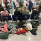 Kaotične razmere na dubajskem letališču. "Polna hala ljudi, pa nikjer nikogar z informacijam."