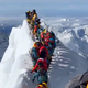 Na vse bolj obljudenem Everestu izginil britanski amaterski alpinist