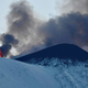 Med spuščanjem po belih strminah posneli velik izbruh vulkana Etna