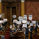 Kaos v srbskem parlamentu – protest opozicije, dimne bombe, bakle in prerivanje