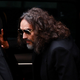 "Brezobziren spolni predator": Russel Brand zaradi spolnih napadov sedel na zatožno klop.