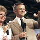 Umrl ameriški televangelist Jim Bakker, vpleten v goljufijo vernikov in spolni škandal