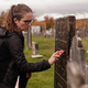 Morbidni konjiček Američanke: Čisti stare nagrobnike in raziskuje zgodbe pokopanih