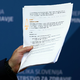Kako je mogoče, da je minister prinesel dokument, o katerem je bil trdil, da ga nima?