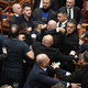 Po obtožbah o nasilju nad protestniki prerivanje med poslanci v albanskem parlamentu