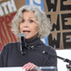 Jane Fonda in Joan Baez na čelu protesta proti Trumpovim čistkam v medijih in umetnosti