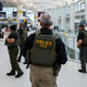 Agenti službe za priseljevanje in carin začeli patruljirati po ameriških letališčih