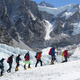 Ob začetku glavne plezalne sezone pot na Everest ovira ogromen kos ledenika