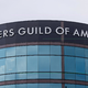 Sindikat scenaristov in hollywoodski studii sklenili začasni sporazum za štiri leta
