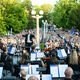 Opera prestopila meje gledališča in arije pripeljala v Mestni park