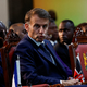 Macron prekinil govorca in od občinstva zahteval tišino: "To kaže popolno nespoštovanje!"