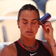 Sabalenka kljub vročini gladko naprej, muke Medvedjeva
