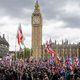 V Londonu na dveh ločenih protestih, v podporo Palestincem in proti priseljevanju, desettisoče ljudi
