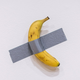 Slavna Cattelanova banana spet ukradena s stene muzeja