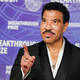 Lionel Richie zaradi vrtoglavice predčasno končal koncert