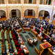 Madžarski parlament sprejel ustavne spremembe, ki omogočajo odstavitev predsednika