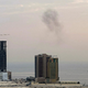 ZDA tretjo noč krepijo napade na Iran. V Iranskem napadu na tanker umrl en človek.