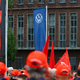 Delavci Volkswagna protestirajo proti ukrepom vodstva za zmanjšanje stroškov