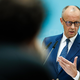 Merz po napadu v Berlinu napovedal politične posledice. Organi pregona tarče kritik.