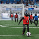 Srbski predsednik z robotom iz nove tovarne v državi zaigral nogomet